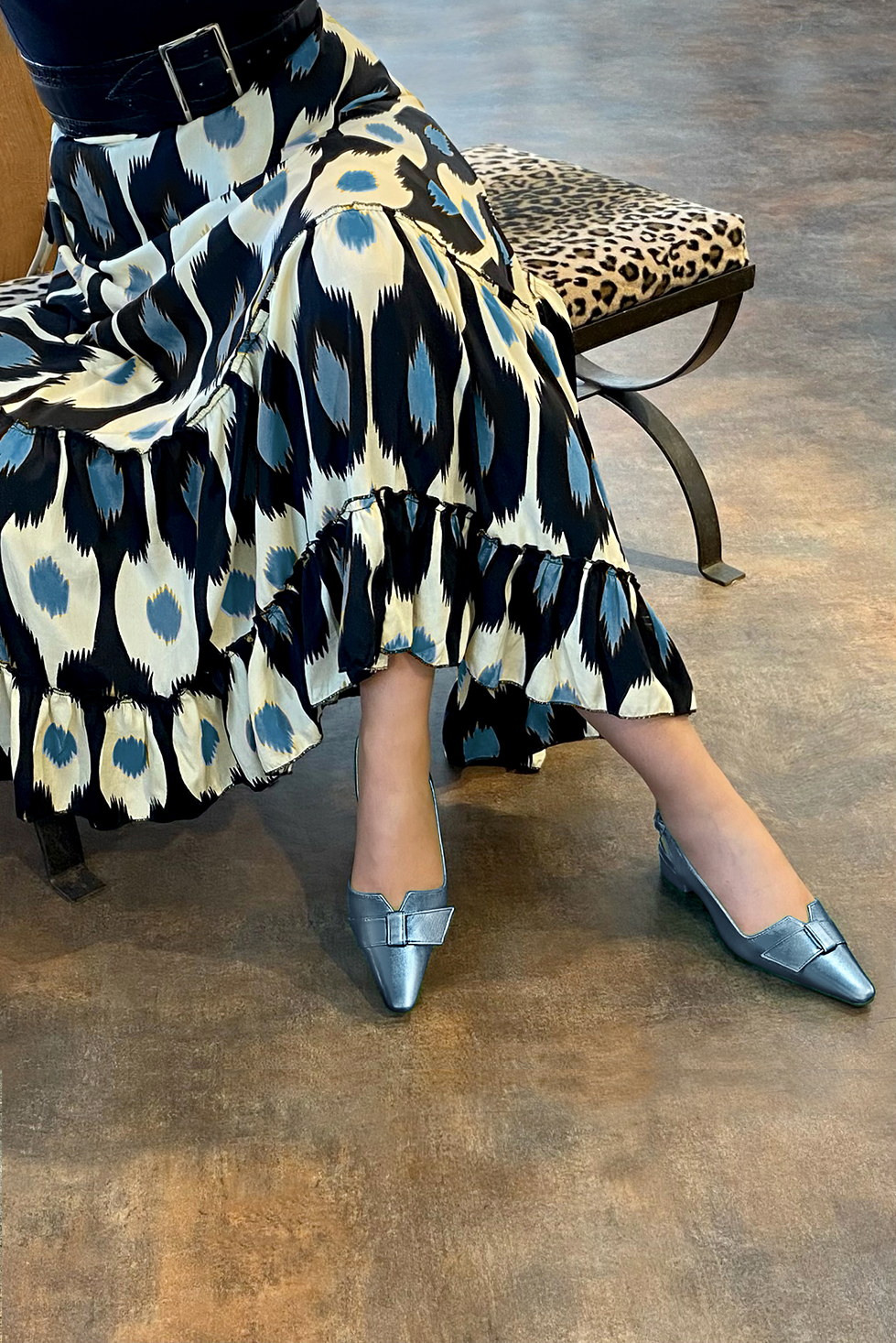 Peacock blue women's open back shoes, with a knot. Tapered toe. Low block heels. Worn view - Florence KOOIJMAN